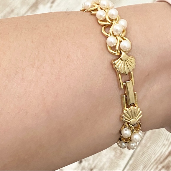 Richelieu Fan Shell Clasp Gold Faux Pearl Bracelet - Picture 3 of 16